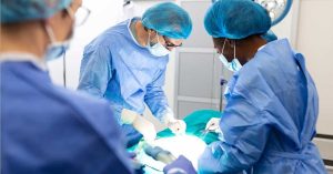 Médicos capacitados em cirurgia ortopédica
